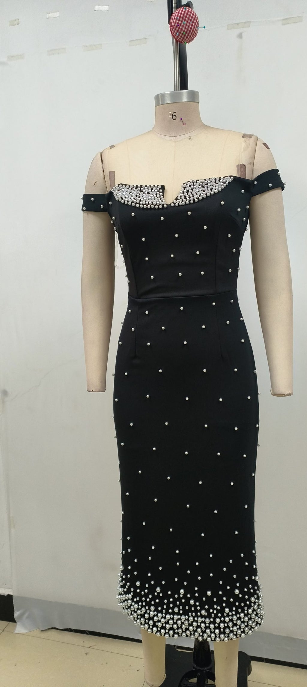 Black Off-Shoulder Rhinestone Gradient Midi Dress · Elegant Slim-Fit Evening Gown